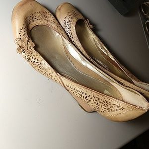 R2 tan floral cutout wedges size 8